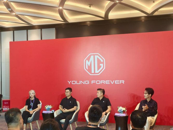 新闻 2026-07-31 MG 07预售发布会 媒体群访速记 时间：2026年7月29日地点：浙江杭州出席 领导：上汽乘用车副总经理、上汽乘用车销售公司总经理 张亮上汽集团首席专家、研发总院总设计师兼上汽英国技术中心总 品牌 8